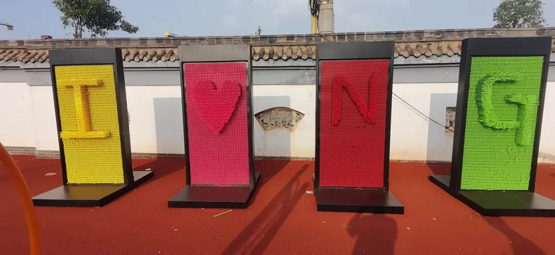 的诸多可活动的彩色塑料棒子,我们可以任意随性地"打印"出各类图形